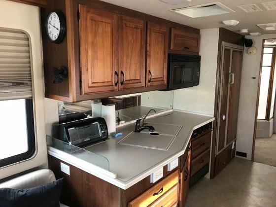 2001 Fleetwood Discovery 38FT Diesel Pusher A
