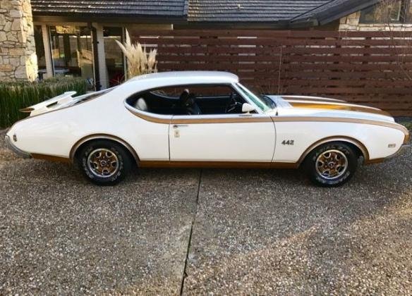 1969 Oldsmobile 442 Holiday Coupe Hurst Tribute