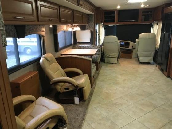 Motorhomes - 2010 Fleetwood Discovery 40ft Class A Diesel