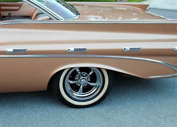 1959 Pontiac Bonneville Hardtop 389 V-8 4BBL