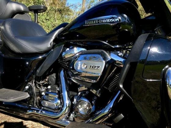 2017 Harley-Davidson FLHTCUTG Tri-Glide Ultra Like New