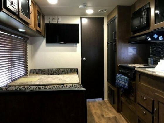 2017 FOREST RIVER WILDWOOD CAMPER 22ft