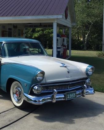 1955 Ford Fairlane V8 2-Door