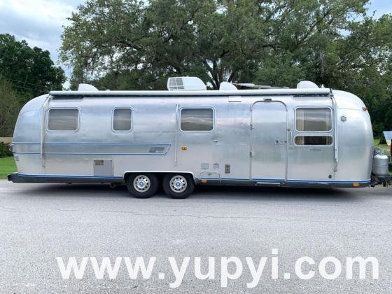 1976 Airstream Landyacht Sovereign 31’ Camper