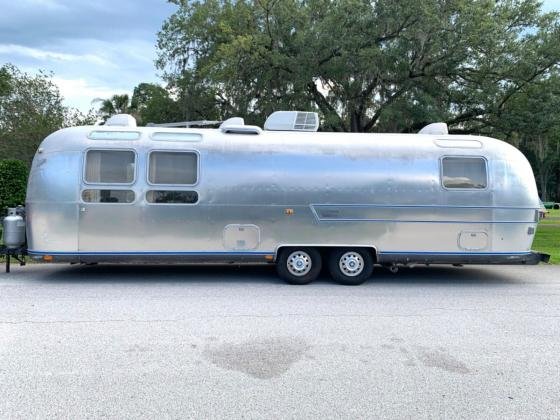 1976 Airstream Landyacht Sovereign 31’ Camper