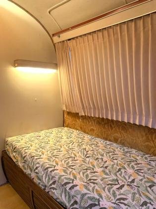 1976 Airstream Landyacht Sovereign 31’ Camper