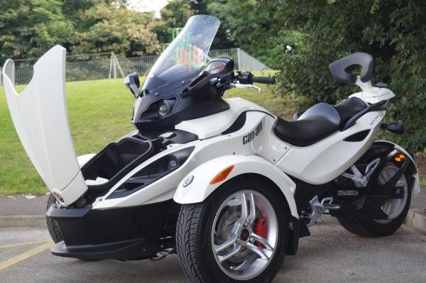 2011 Can-Am Spyder RS Roadster Like New!